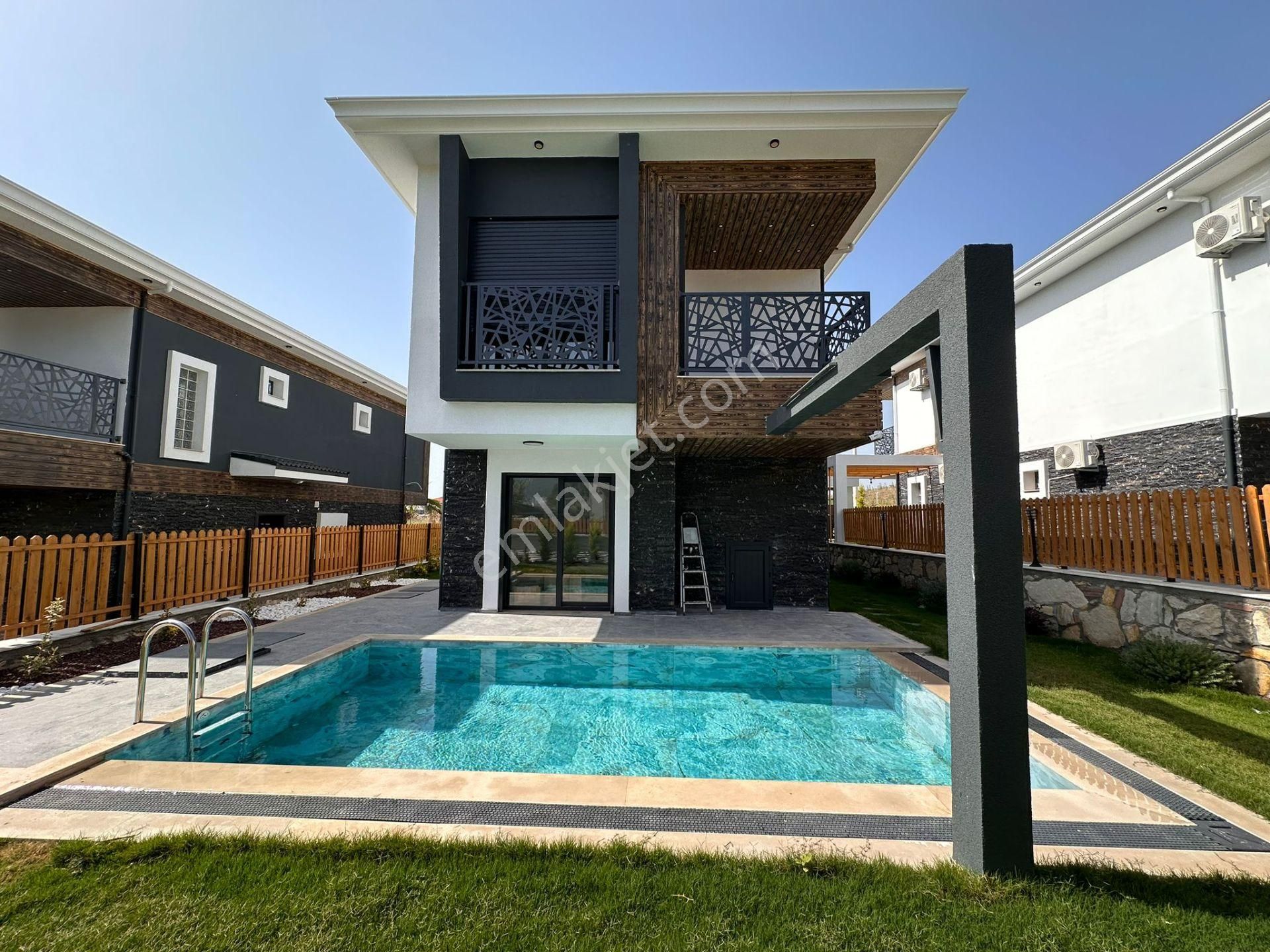 Kuşadası Davutlar'da Müstakil Havuzlu,otoparklı,manzaralı Villa