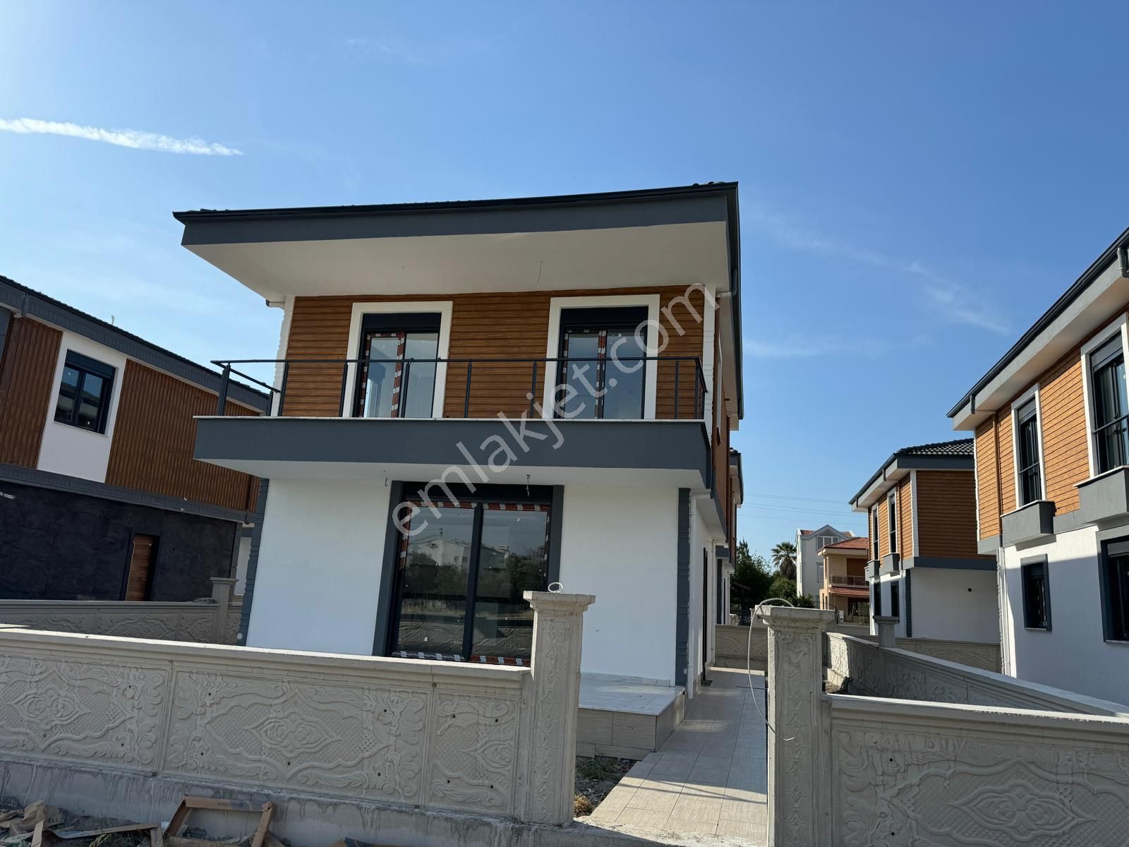 Ayvalık Altınova Satılık Villa AYVALIK-ALTINOVA' da DENİZE 300 MT MESAFEDE SİTE İÇİ SATILIK VİLLA