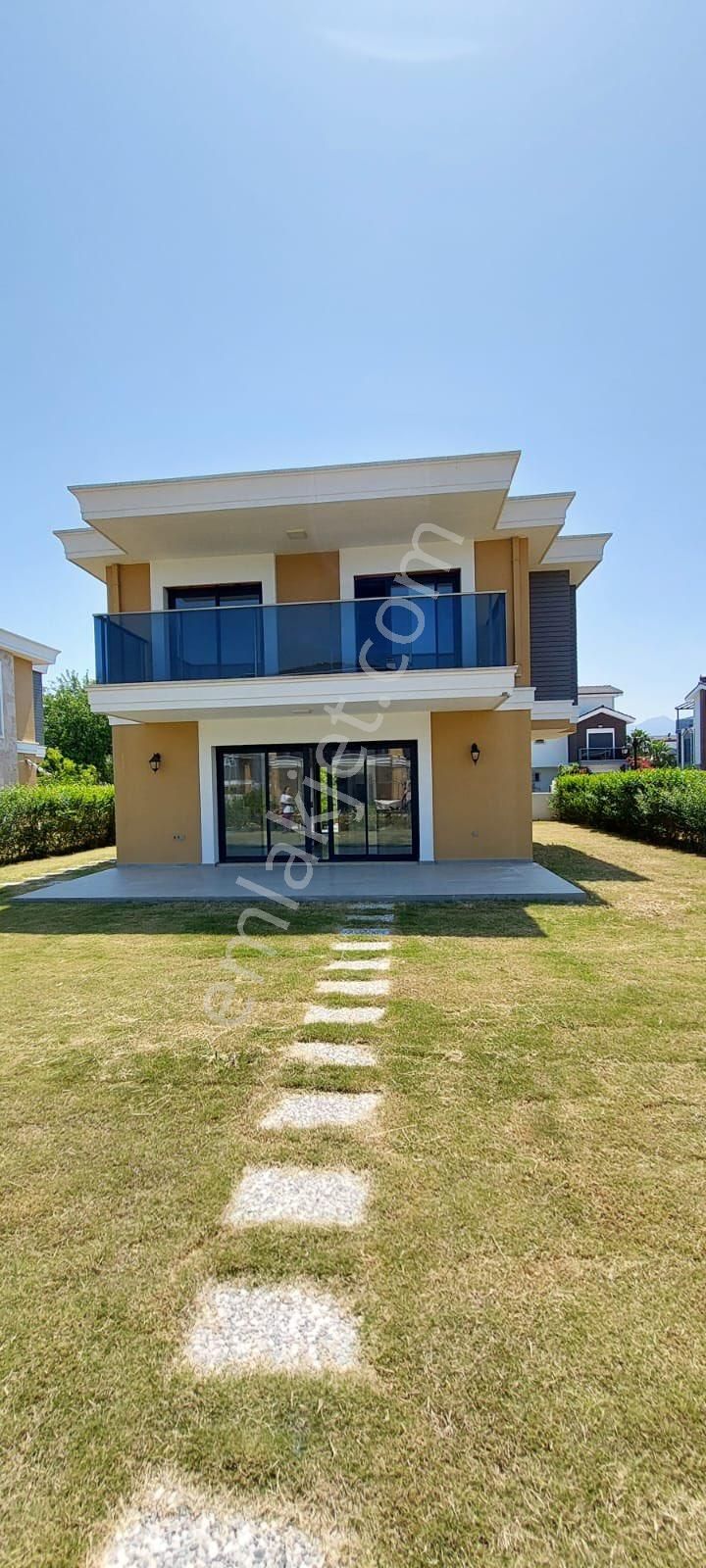 Kuşadası Davutlar Kiralık Villa Eşyasız Boş Yıllık Kiralık Tek Müstakil 3+1 Villa