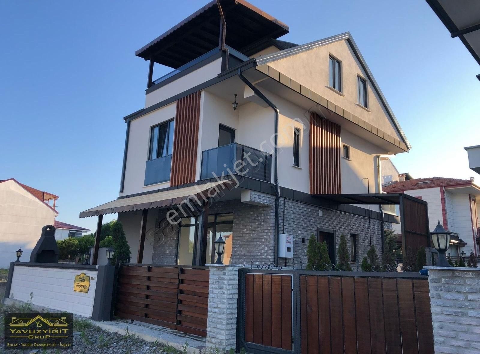 Kocaali'de Havuzlu Müatakil Tribleks Villa İskanlı
