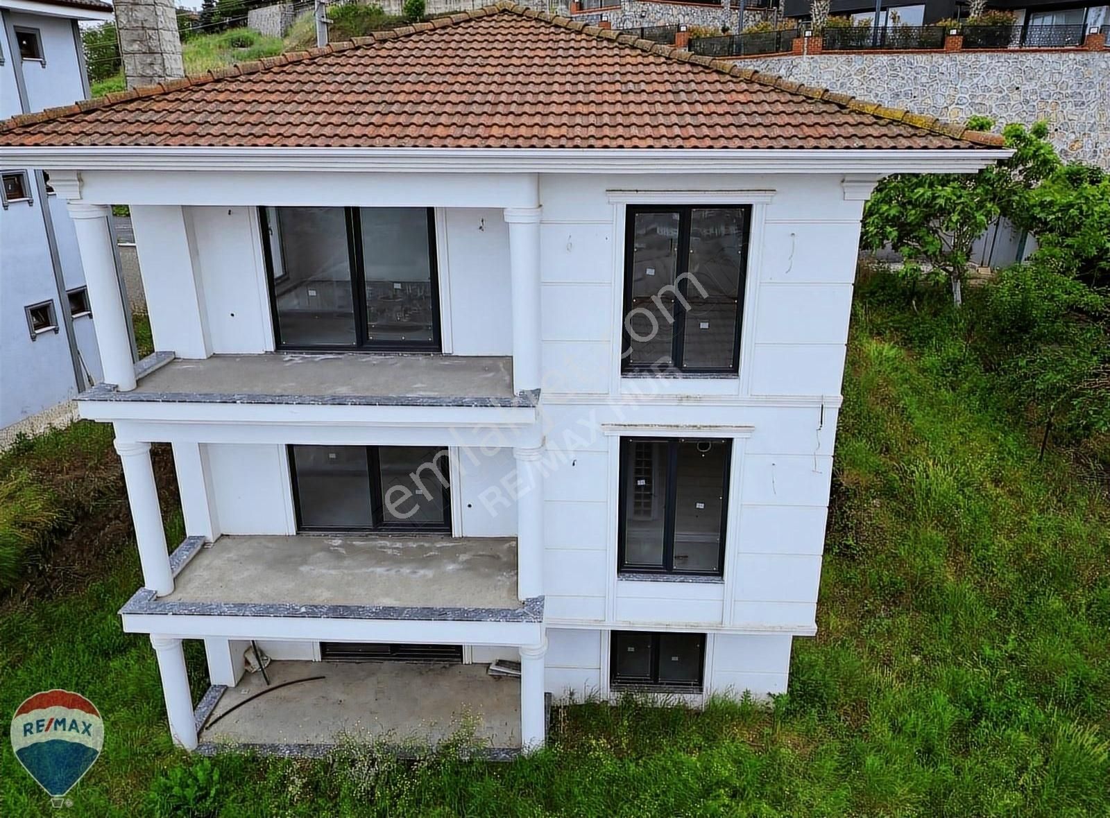 Serdivan İstiklal Satılık Villa REMAX-HÜR AYFER SEVER'DEN SATILIK ADATIP CİVARI TRIPLEKS VİLLA