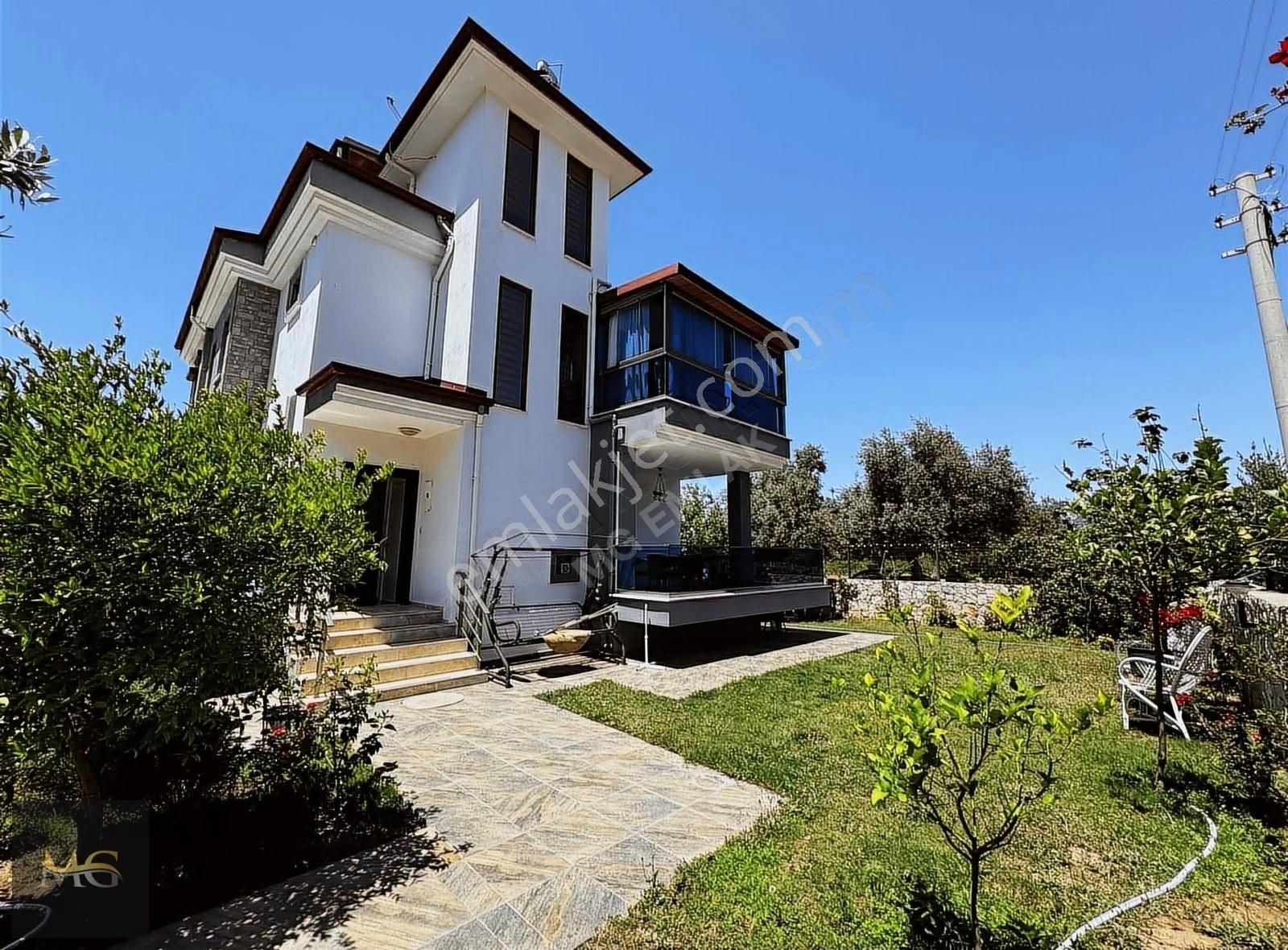 Didim Akbük Satılık Villa Sıfır tadında geniş bahçeli havuzlu site içi 3+1 tripleks villa