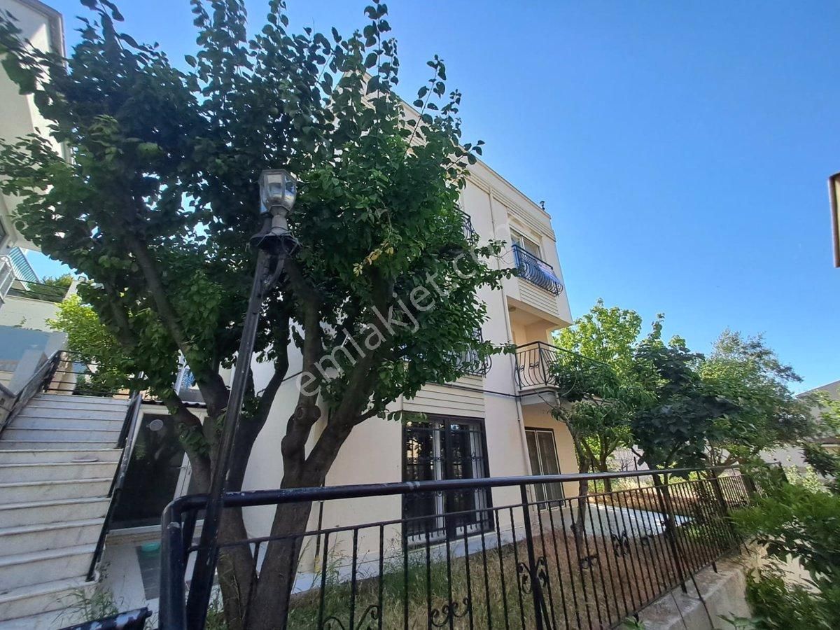 Güzelbahçe Çelebi Satılık Villa İzmir Güzelbahçe'de Satılık 4+1 Tripleks Villa