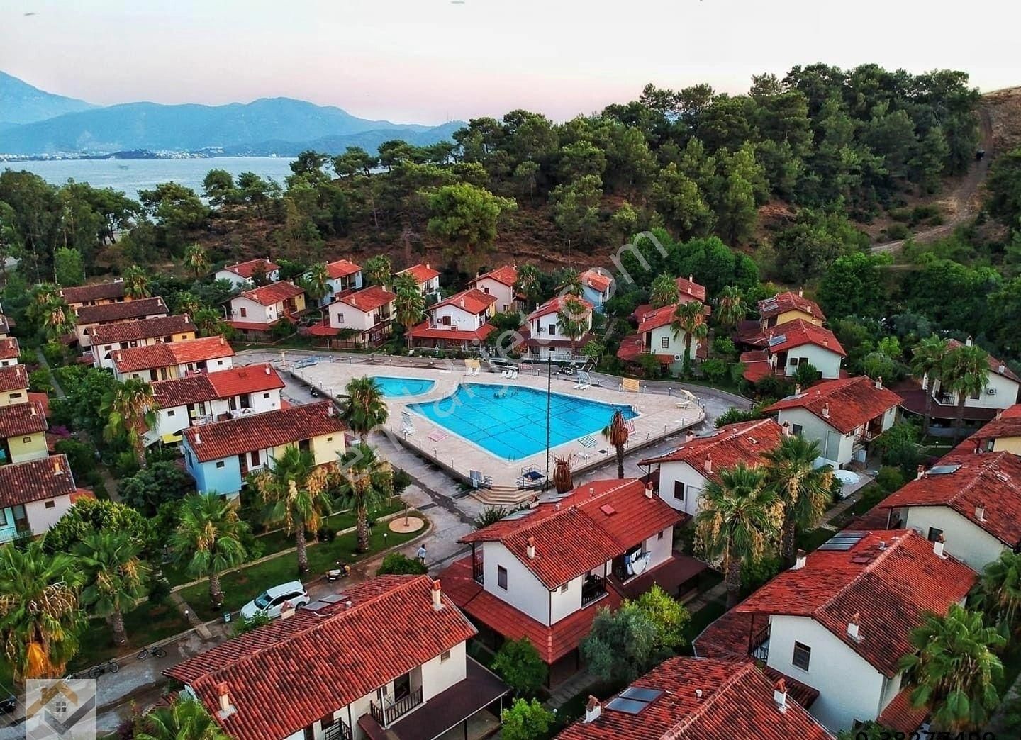 Fethiye Çiftlik Kiralık Villa Telmessos Sitesinde Denize Yakın Mesafede Havuzlu 2+1 Bitişik Nizam Villa