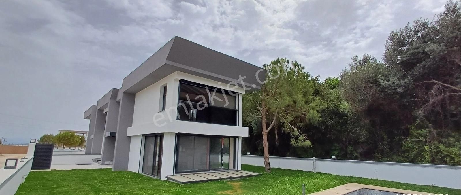 Çeşme Cumhuriyet Satılık Villa DALYAN DENİZE 100M. 5+1 3 KATLI 300 M2 ARSALI HAVUZLU LÜKS VİLLA