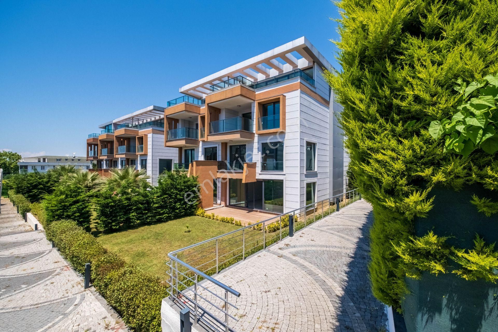 Büyükçekmece Sinanoba Satılık Villa  REMAX CİTY'DEN TAKASA UYGUN FOURLEKS 5+2 VİLLA 