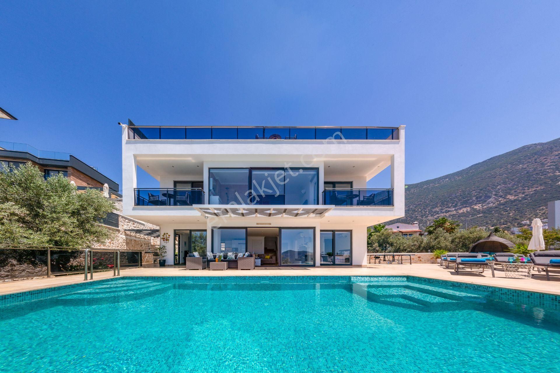 Kaş Kalkan Satılık Villa  5+1 HAVUZLU MANZARALI VİLLA 1+1 DAİRE İLE BERABER