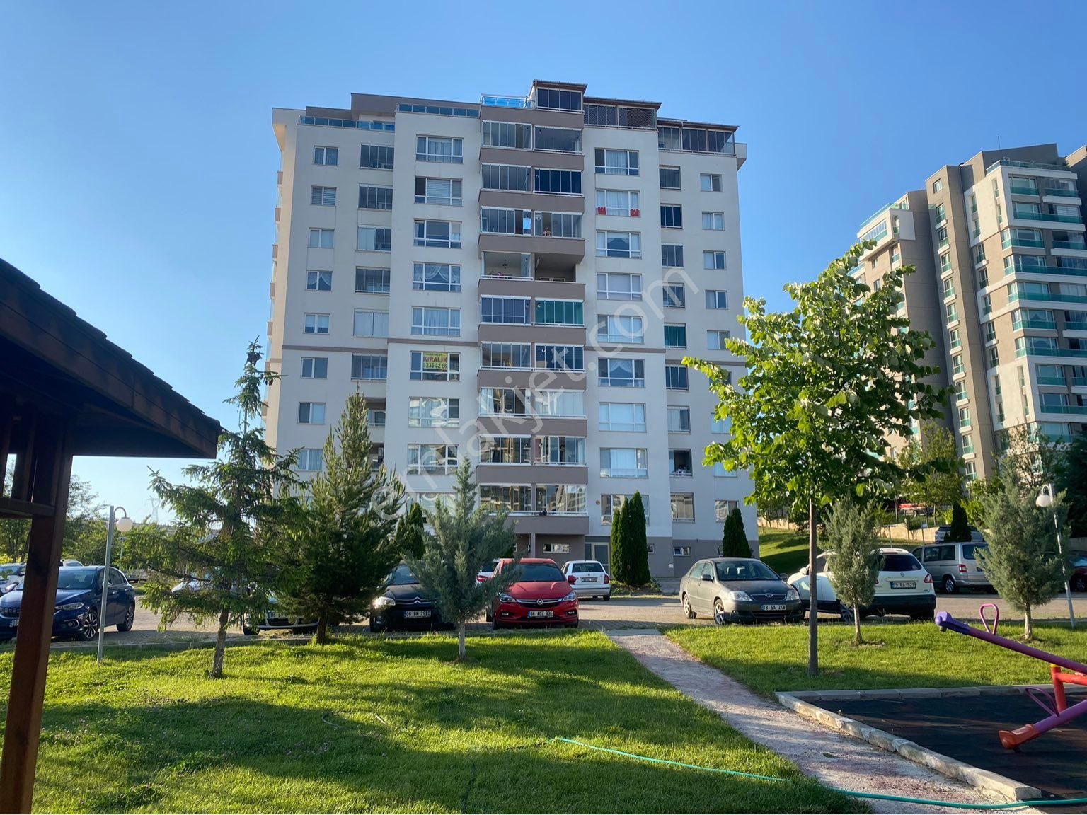 Çankaya Alacaatlı Kiralık Daire  ALACAATLI ALBİZİA PARK EVLERİNDE CADDE ÜZERİ ARA KAT KOMBİLİ DAİRE