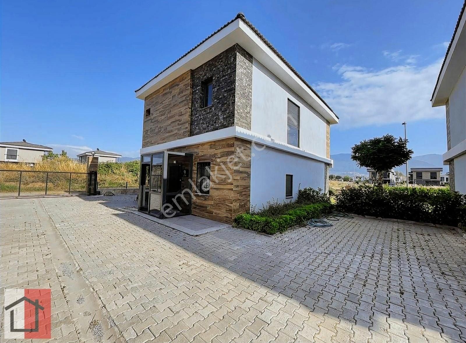 Kuşadası Davutlarda Havuzlu Sitede Tek Müstakil Villa - Görsel 9
