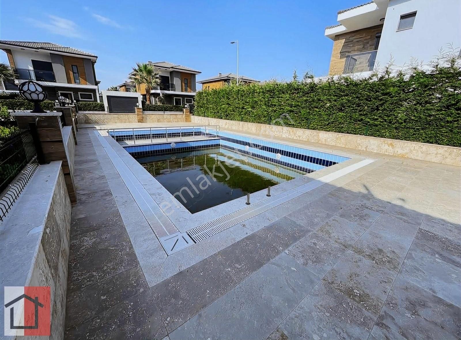 Kuşadası Davutlar Satılık Villa Kuşadası Davutlarda Havuzlu Sitede Otoparklı Villa