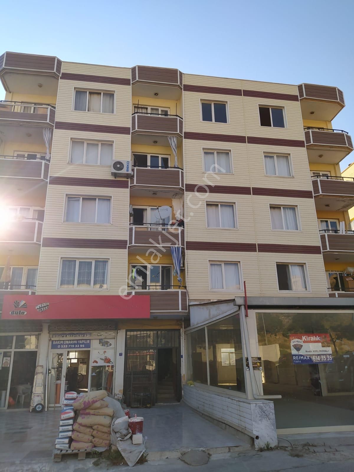 Kuşadası Kadınlar Denizi Satılık Daire  KUŞADASI BULVAR ÜZERİNDE SATILIK ARA KAT DAİRE