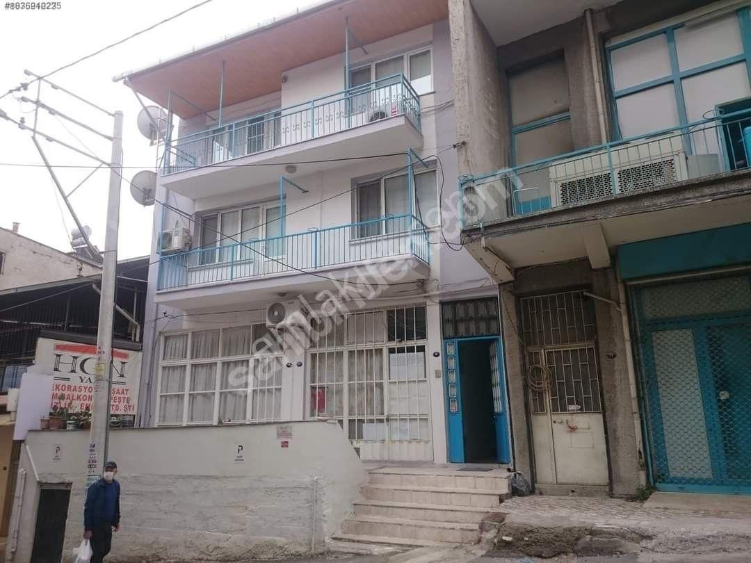 Karabağlar Karabağlar Satılık Müstakil Ev çitlendik sağlık ocağın dibi satılık 3 katlı bina