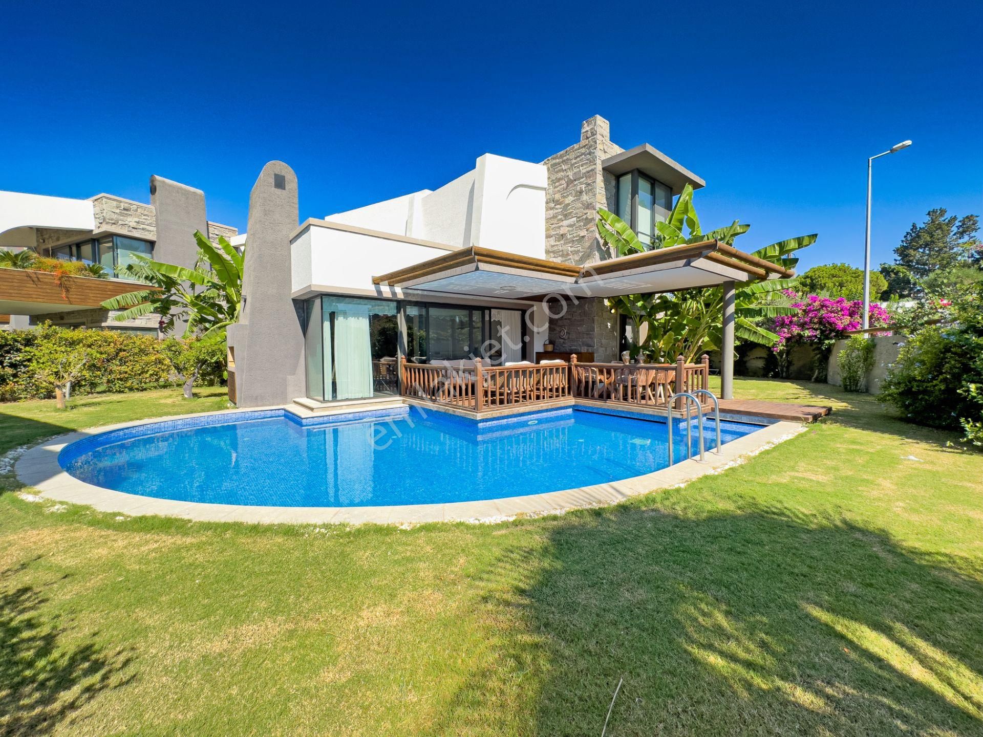 Bodrum Yahşi Satılık Villa  Bodrum Ortakent Yalıda Denize 70 Metre 4+1 Müstakil Villa