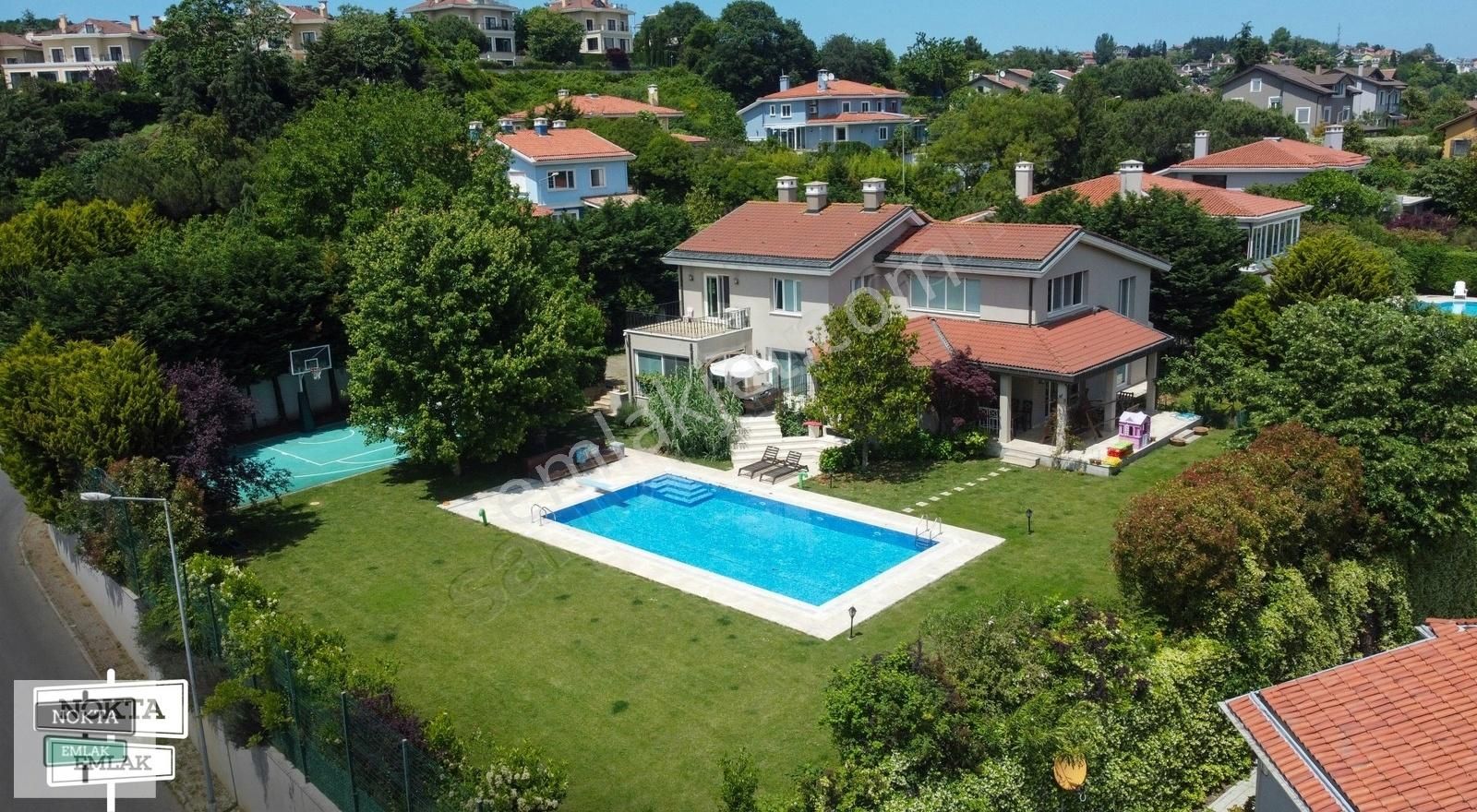 Sarıyer Zekeriyaköy Kiralık Villa NOKTA'DAN ZEKERİYAKÖY'DE ÖZEL HAVUZLU ORMAN MANZARALI LÜKS KONAK