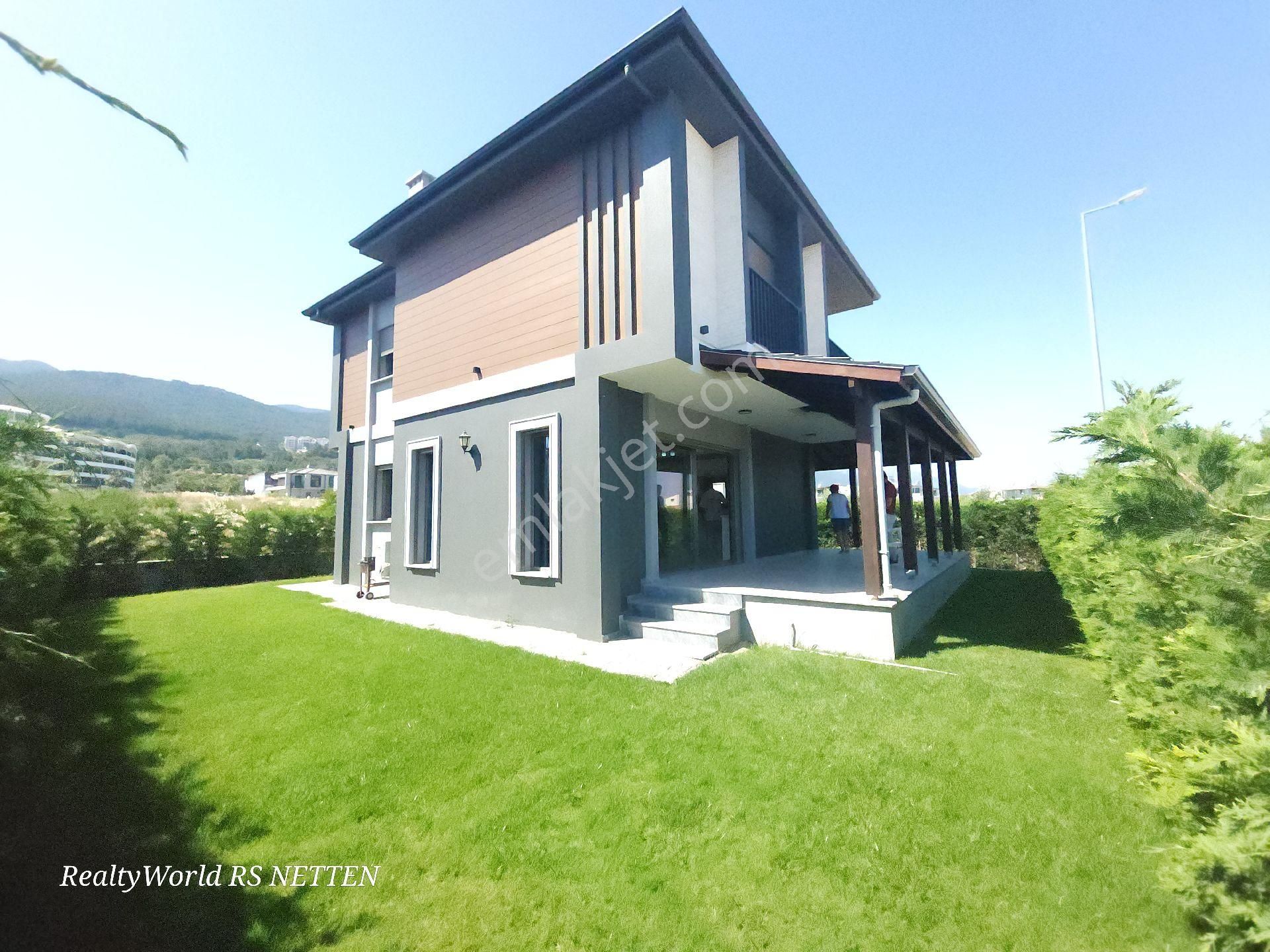 Kuşadası Güzelçamlı Satılık Villa 4+1 girişli oda yüksek kalite müstakil ahşap pervole