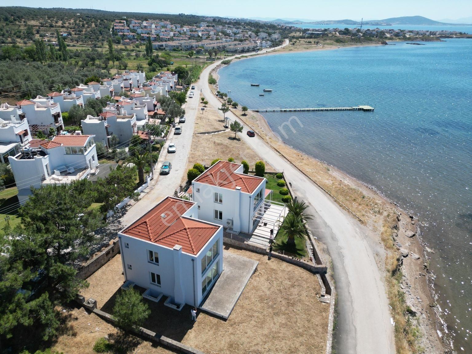 Ayvalık Sahil Kent Satılık Villa  500m2 ARSA İÇERİSİNDE DENİZE SIFIR KONUMDA 6+1 YALI