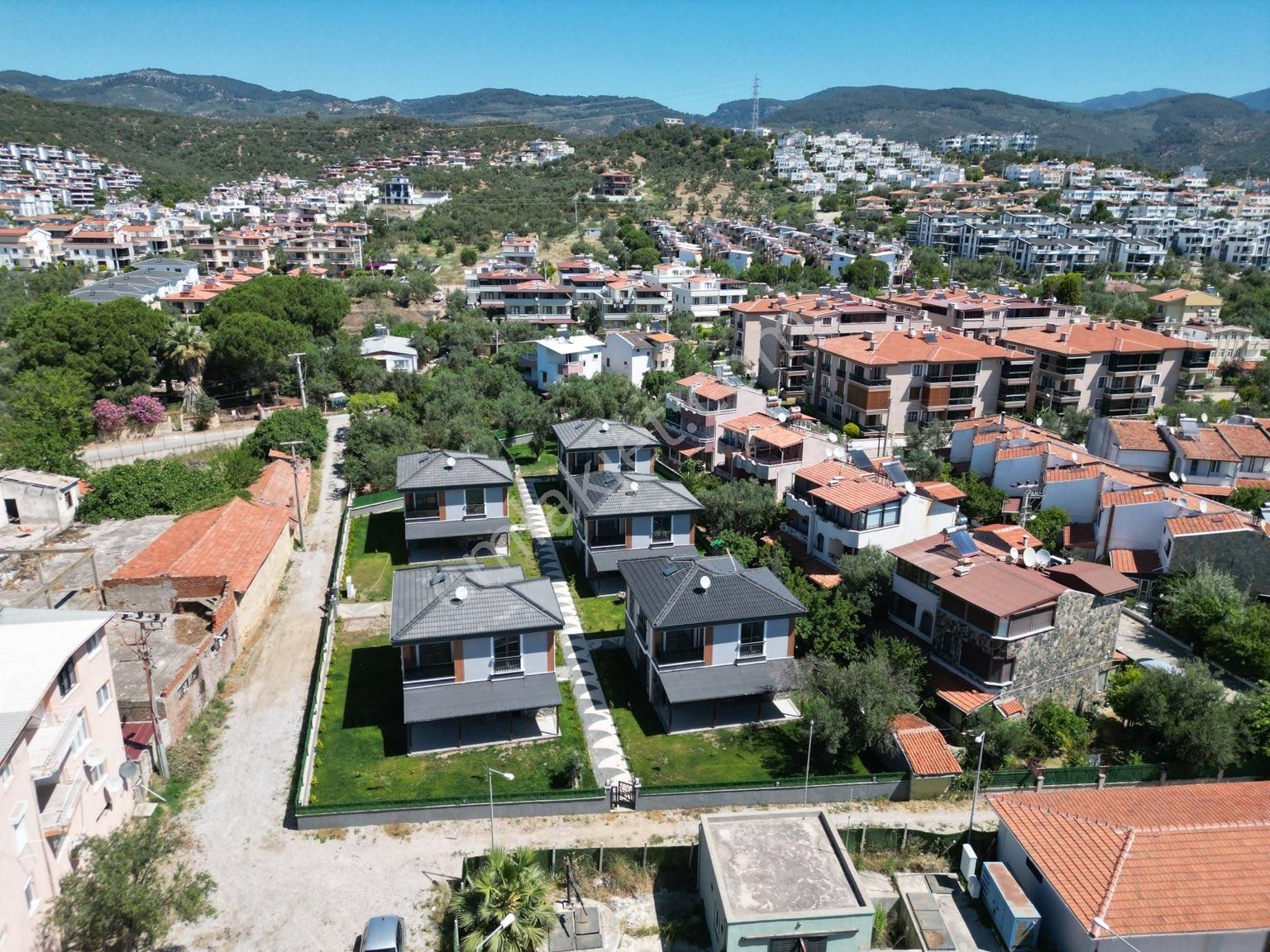 Ayvacık Küçükkuyu Bld. (Mıhlı) Satılık Villa  BUTİK SİTE İÇERİSİNDE 400m2 ARSAYA SAHİP DENİZE 250m MESAFEDE ULTRA LÜX 3+1 VİLLALAR