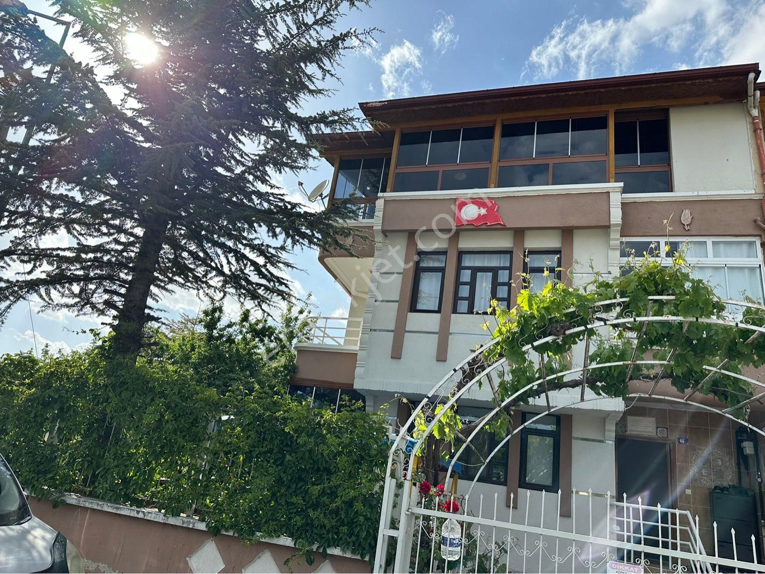 Pursaklar Saray Cumhuriyet Satılık Villa EKSİKSİKSİZ YAPILI TRİBLEX 5+2 VİLLA