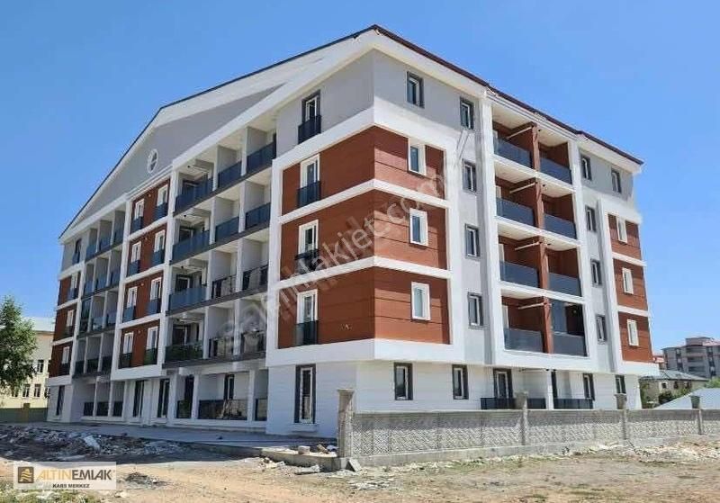 Kars Merkez Şehitler Satılık Daire ALTIN EMLAKTAN ÜNİVERSİTE BÖLGESİNDE 2+1 SİTE İÇİ OTOPARK BALKON