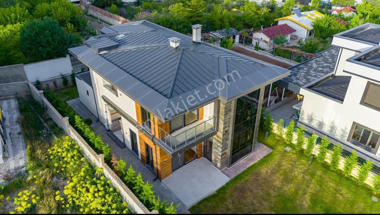 Selçuklu Erenköy Satılık Villa GÜLTAŞ GAYRİMENKUL DEN ERENLER MAHALLESİNDE  6+1 VİLLA
