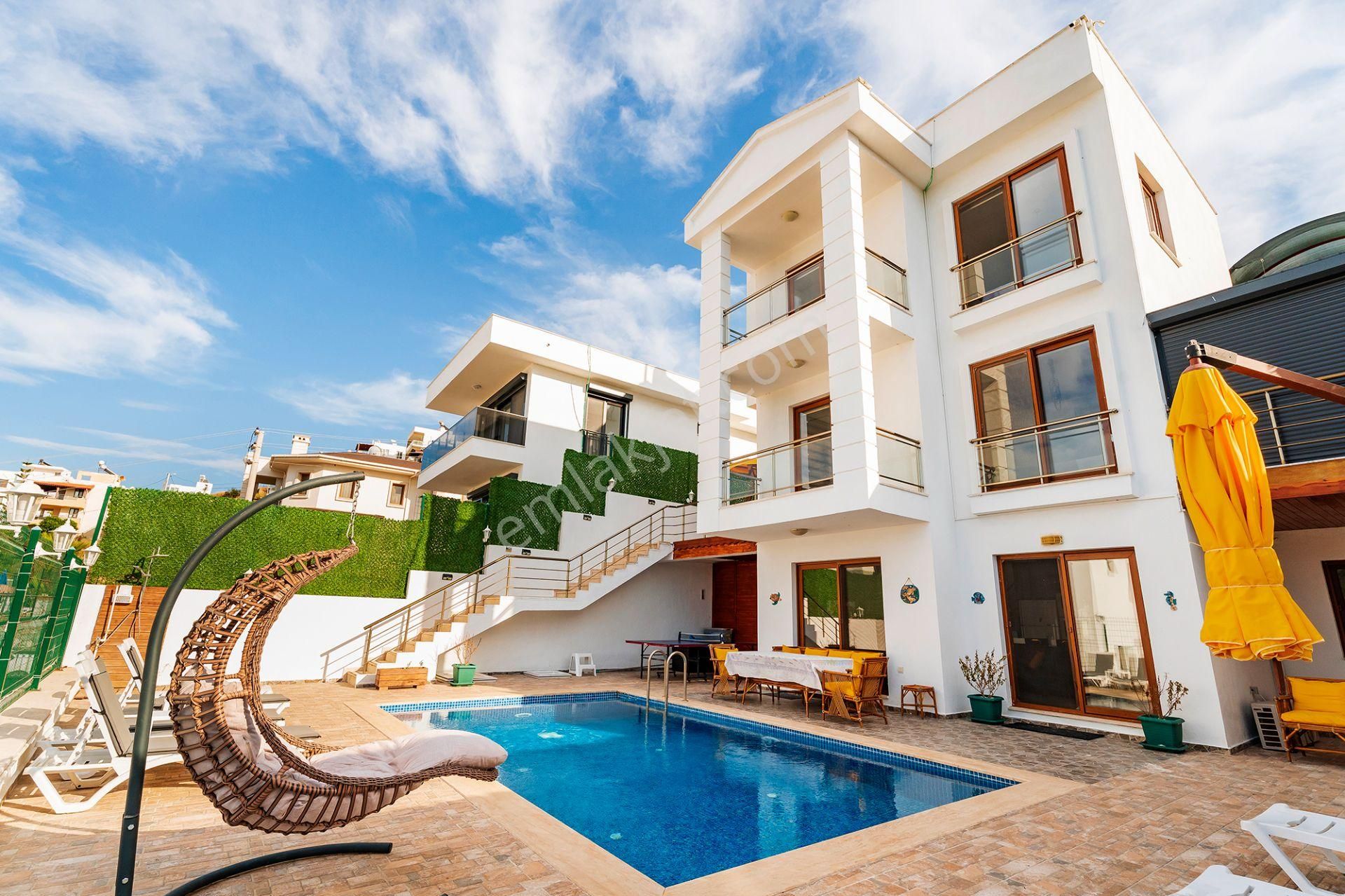 Milas Boğaziçi Satılık Villa  Boğaziçi'nde Fırsat Satılık Manzaralı 6+2 Müstakil Villa - Müştemilatlı