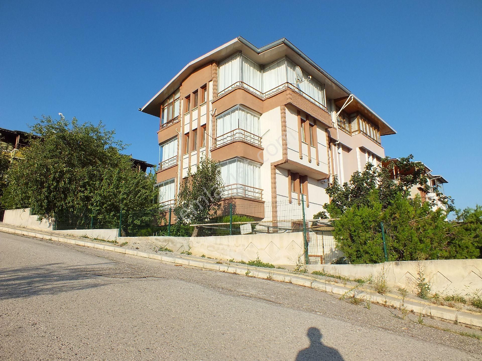 Pursaklar Saray Cumhuriyet Satılık Villa  EGE'DEN PURSAKLAR SARAYDA MÜSTAKİL 5+2 YAPILI KÖŞE TRİPLEX VİLLA