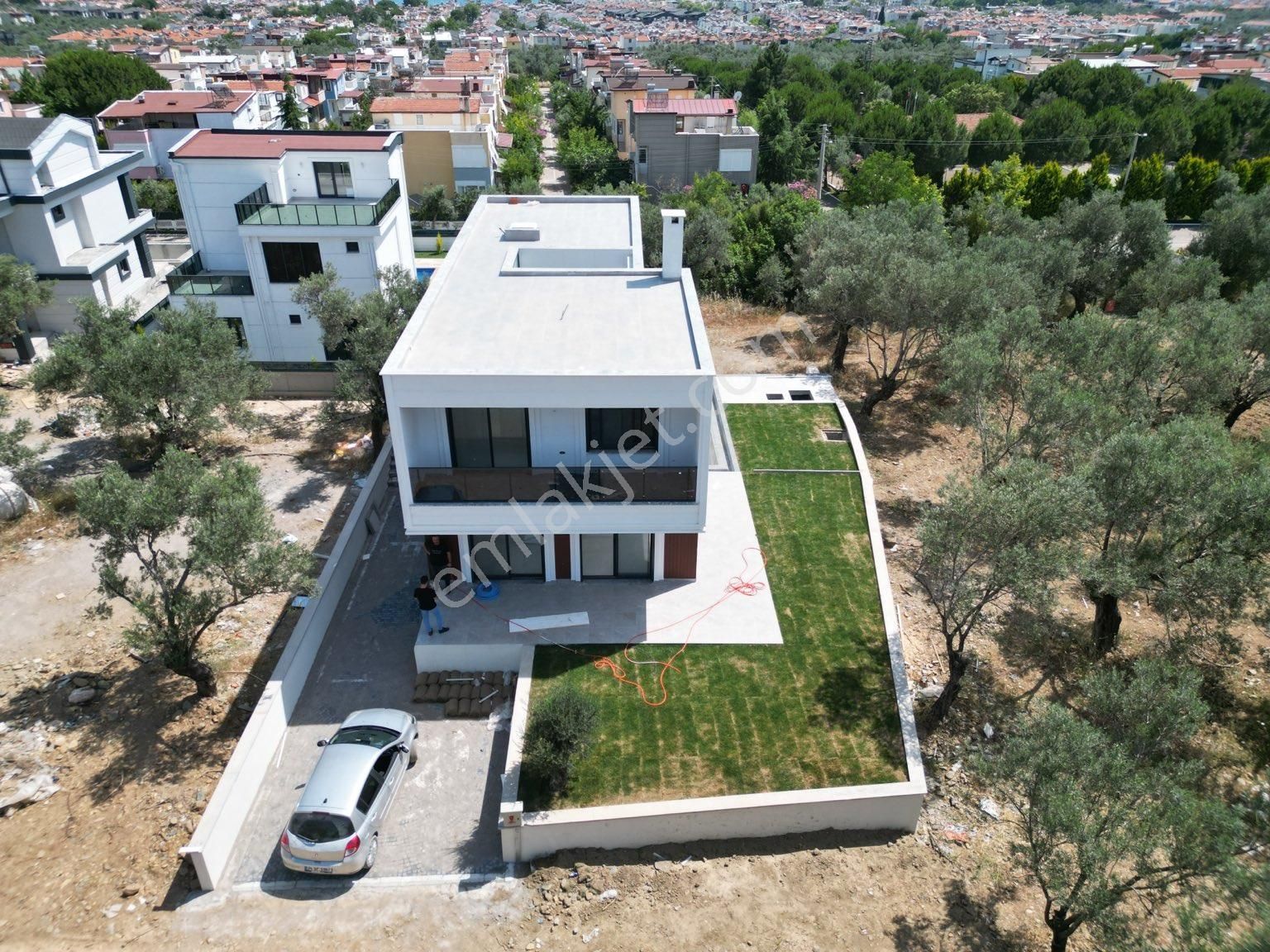 Edremit Güre Cumhuriyet Satılık Villa  GÜRE ÇAMLIBEL'DE YOLUN ALTINDA 400 m2 ARSA İÇERİSİNDE TAM MÜSTAKİL HAVUZLU 5+1 VİLLA