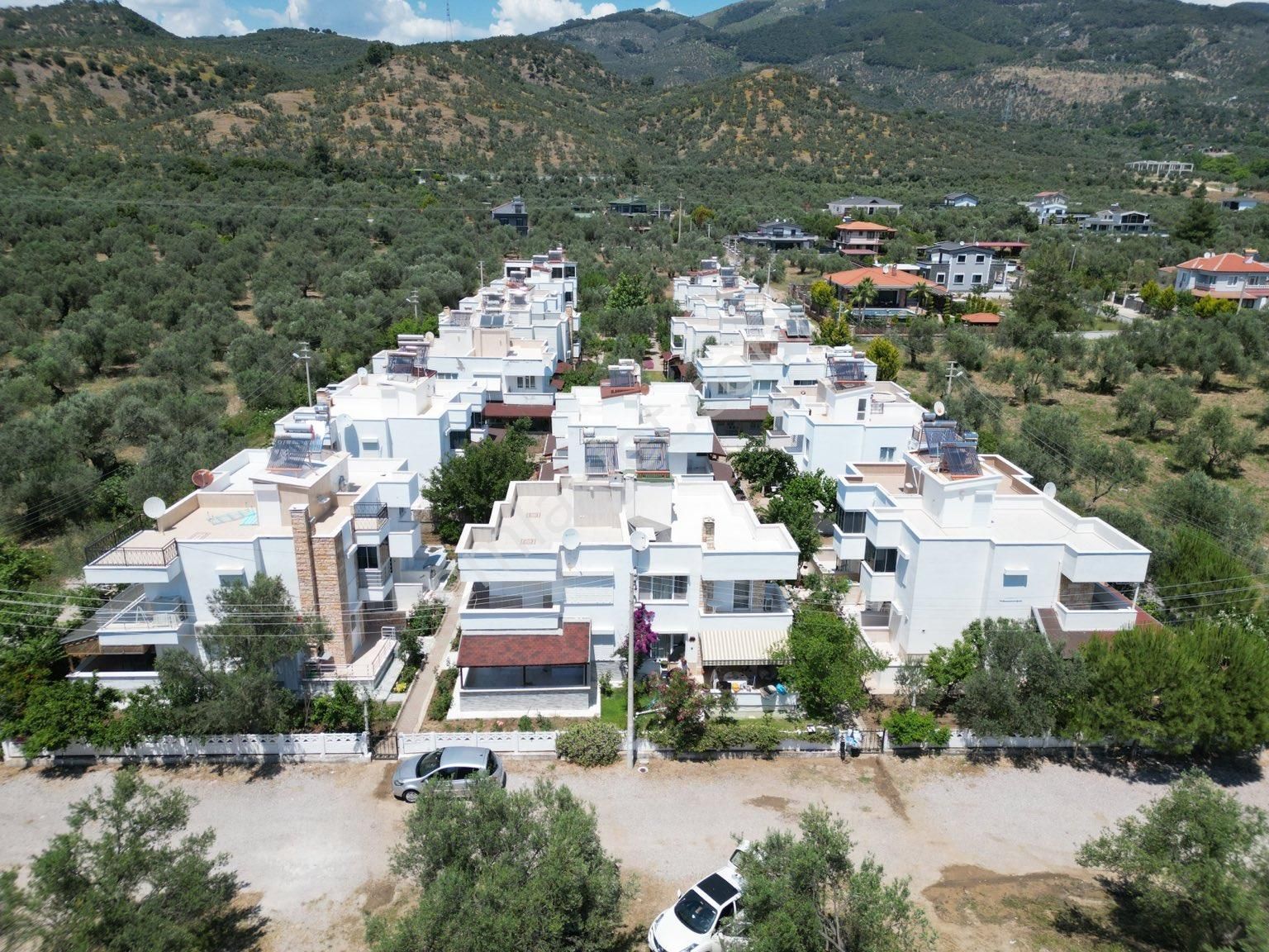 Edremit Altınoluk Kiralık Villa  KÖŞK EMLAK'TAN TURMAK MEVKİİNDE SİTE İÇERİSİNDE 3+1 DENİZE 400m MESAFEDE KİRALIK VİLLA