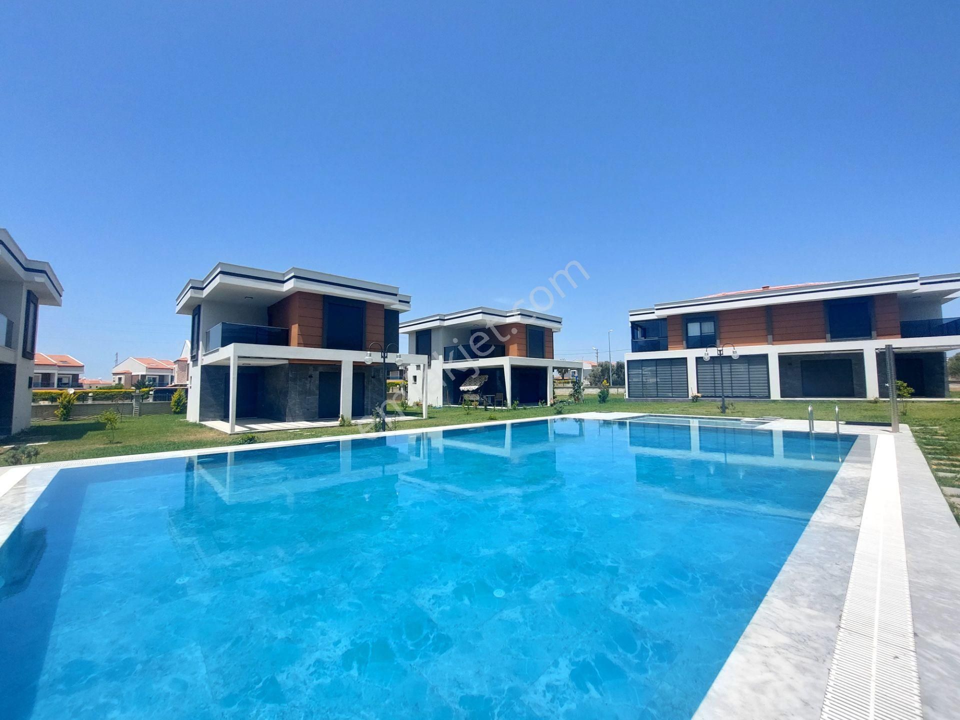 Kuşadası Davutlar Satılık Villa  Kuşadası'nda Havuzlu Sitede Satılık 4+1 Müstakil Villa