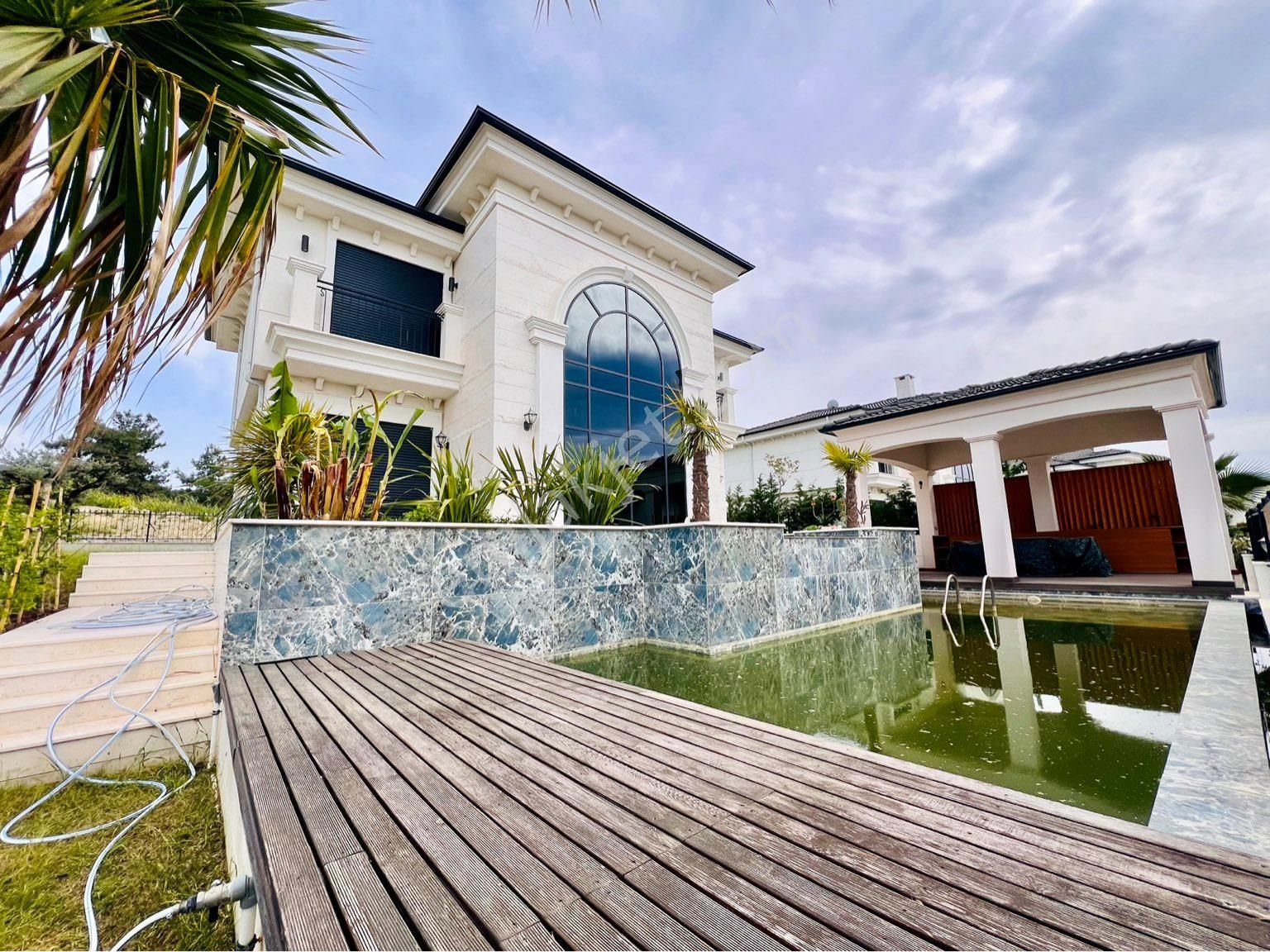 Soğucakta 4+1 Lüks Konseptli Hamam Saunali Sıfır Villa