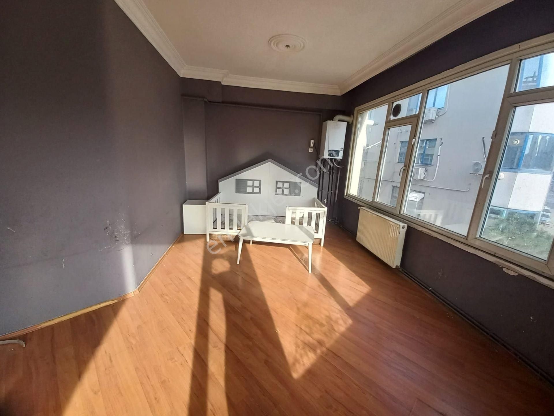 Kadıköy Zühtüpaşa Kiralık Daire Kızıltoprak Köşe Binada 2+1 Kombili Daire