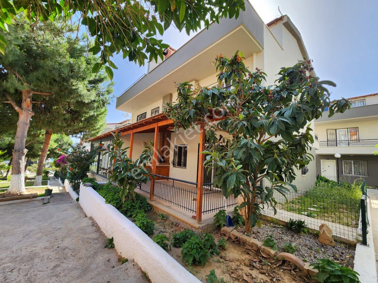 Kuşadası Değirmendere Satılık Villa Kuşadasının En Oturaklı Sitesinde 5+1 Satilık Triplex Villa