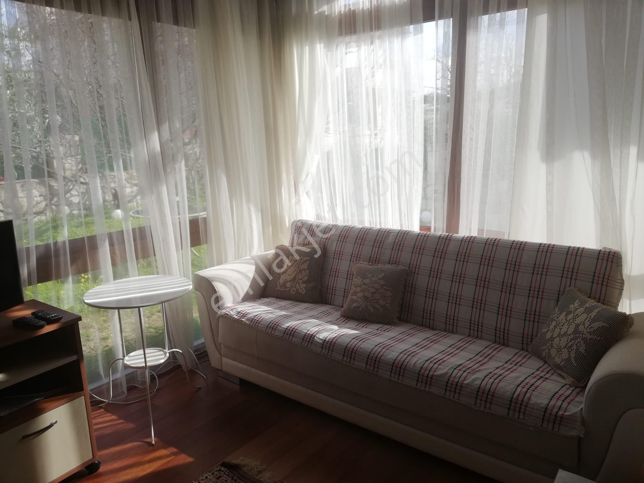 Çeşme Sakarya Satılık Villa  İzmir Çeşme Sakarya Mahallesinde İkiz Bahçeli 4+1 Ev