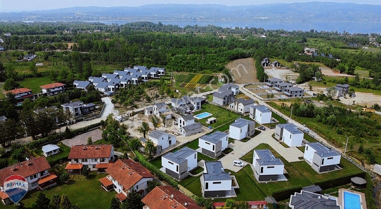 Sapanca Yanık Satılık Villa REMAX MAVİDEN SAPANCA YANIK'TA SATILIK MÜSTAKİL HAVUZLU VİLLALAR