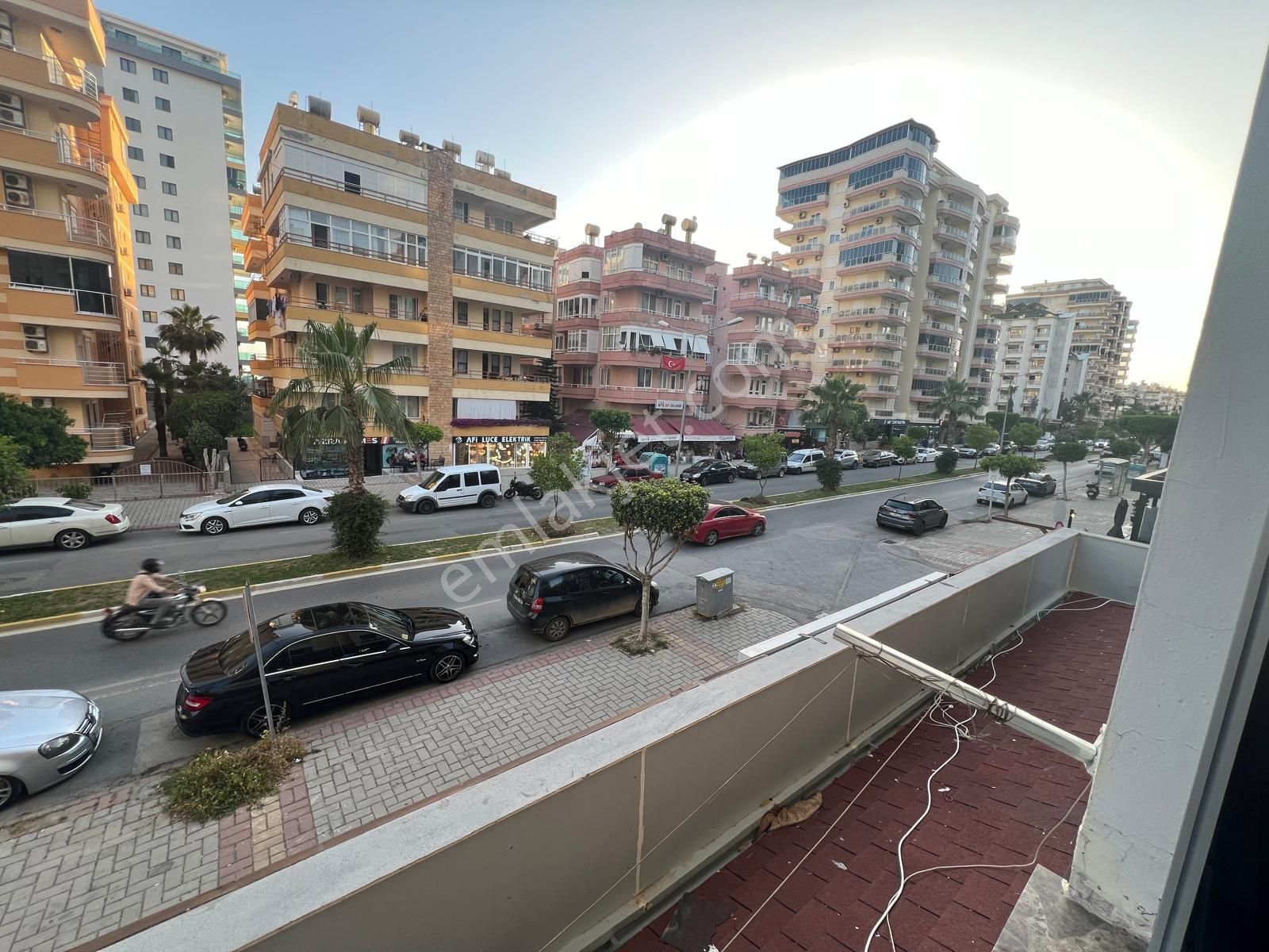 Alanya Mahmutlar Satılık Daire  BARBOROS CADDESİNDE AYRI MUTFAKLI BAKIMLI DAİRE 2+1 BARBOROS CEPHE 