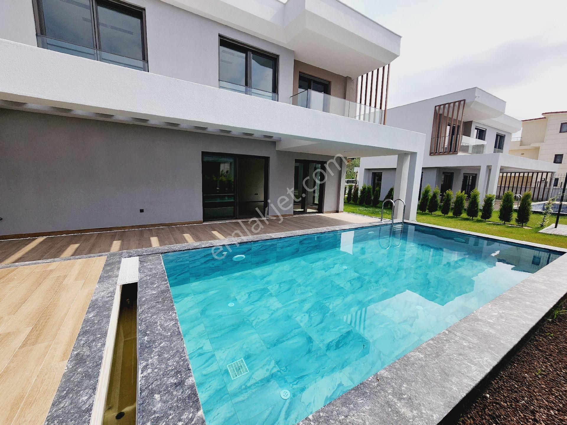 Kuşadası Güzelçamlı Satılık Villa Güzelçamlı satılık plaja 400 metre harika villa