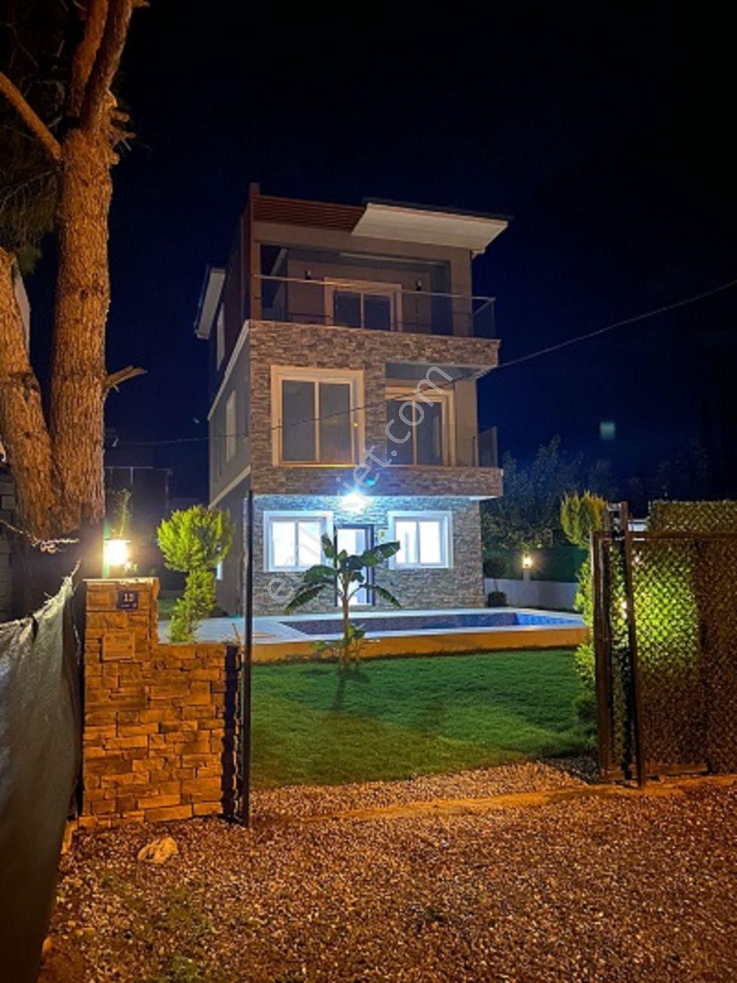 Kuşadası Davutlar Satılık Villa  KUŞADASI DAVUTLAR SATILIK 6+1 TRİPLEX