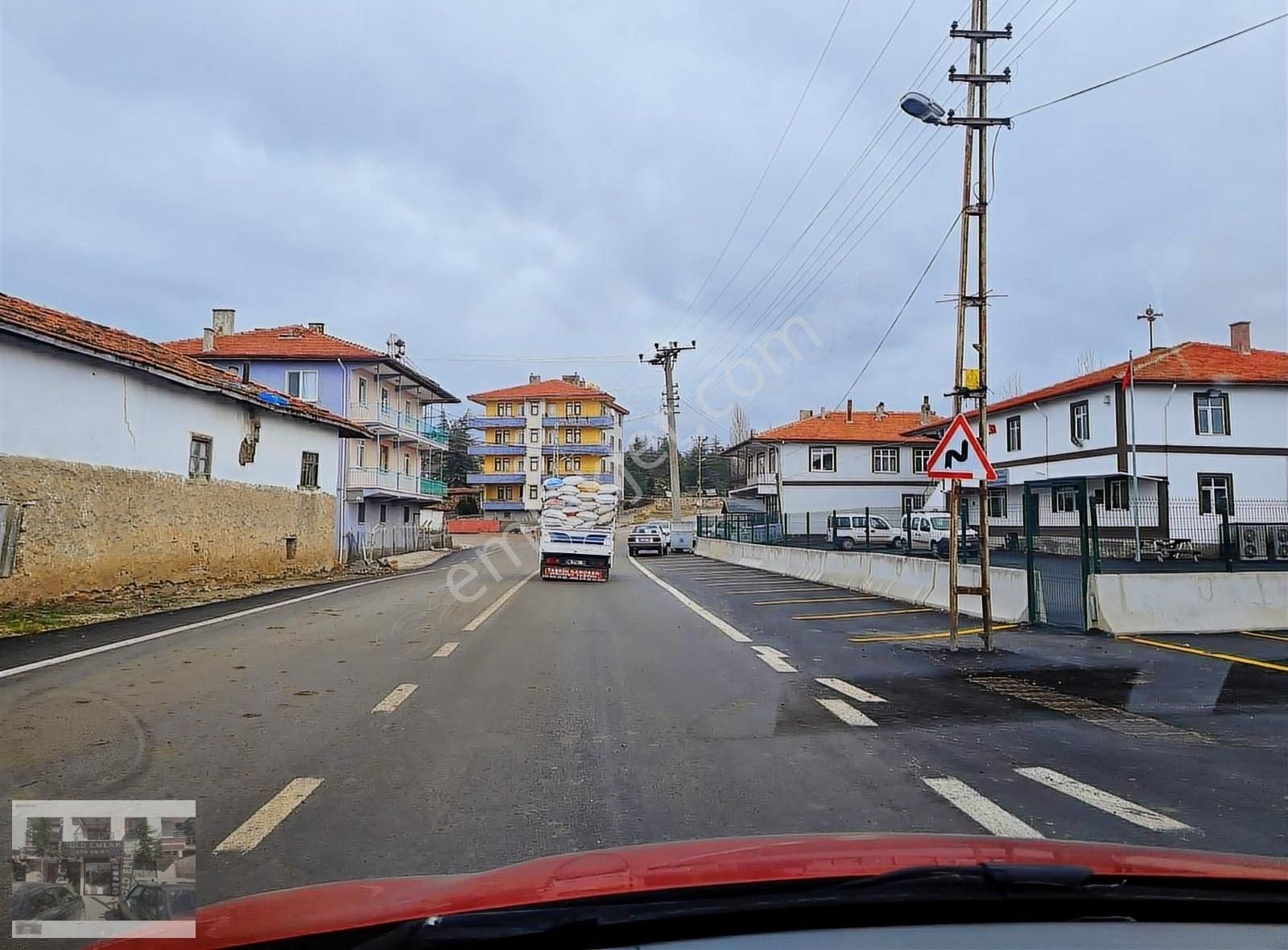 Altındağ Peçenek Satılık Tarla PEÇENEKTE KADASTRO YOLUNA CEPHELİ 220METRE DUVARLA ÇEVRİLİ BAHÇE