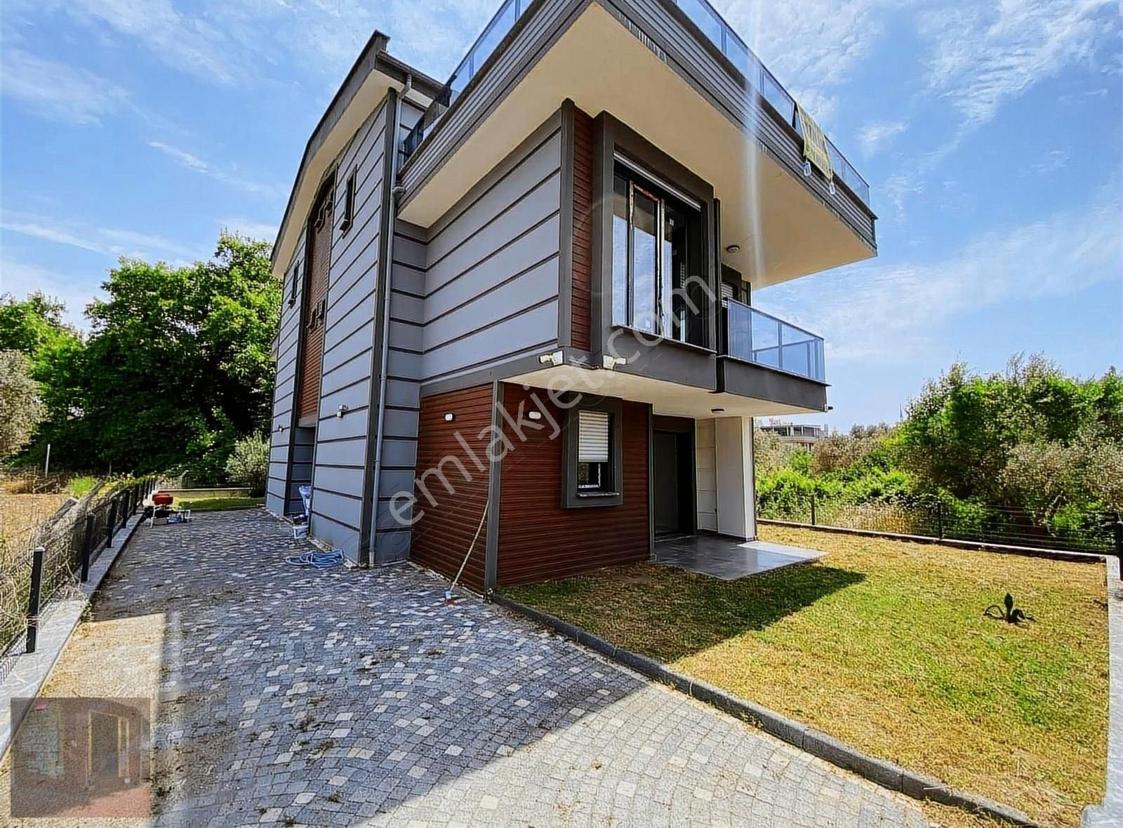 Edremit Akçay Satılık Villa GÜÇLÜ KARDEŞLER GÜREDE DENİZE YAKIN 3+1 UYGUN FİYAT VİLLA