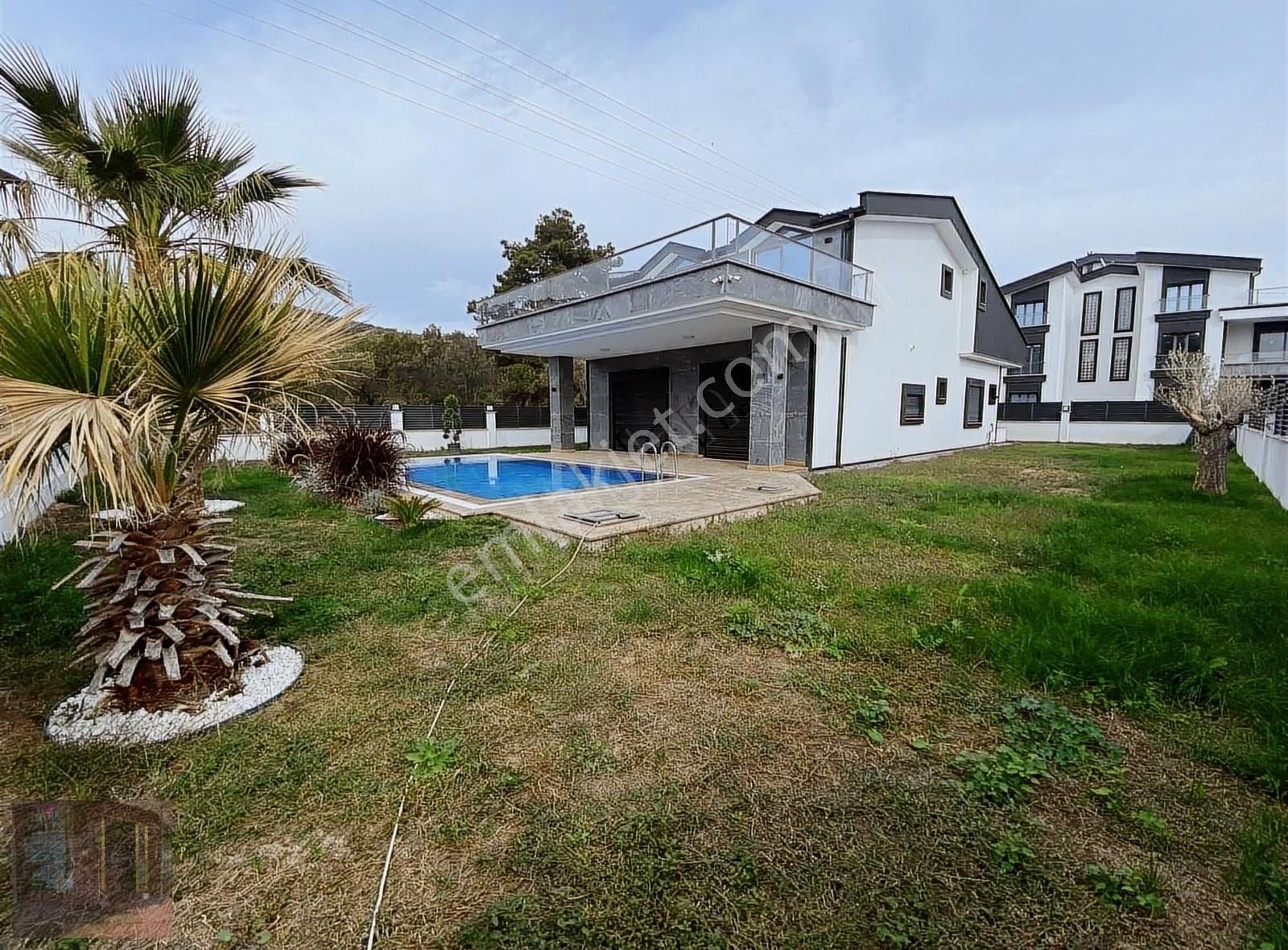 Güçlü Kardeşler 650m2 Arsa İçerisinde 5+1 Havuzlu Özel Villa