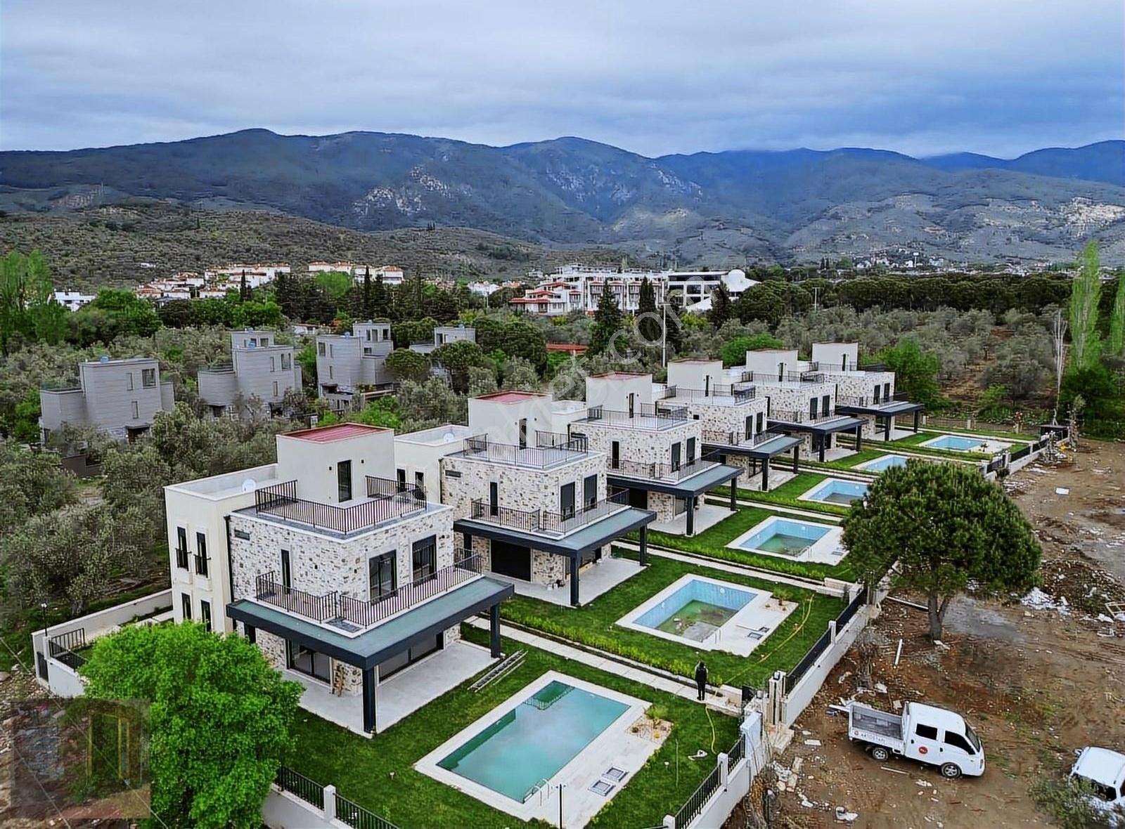Güçlü Kardeşler Güre'de Doga İçinde 4+1 Havuzlu Ülks Villa'lar