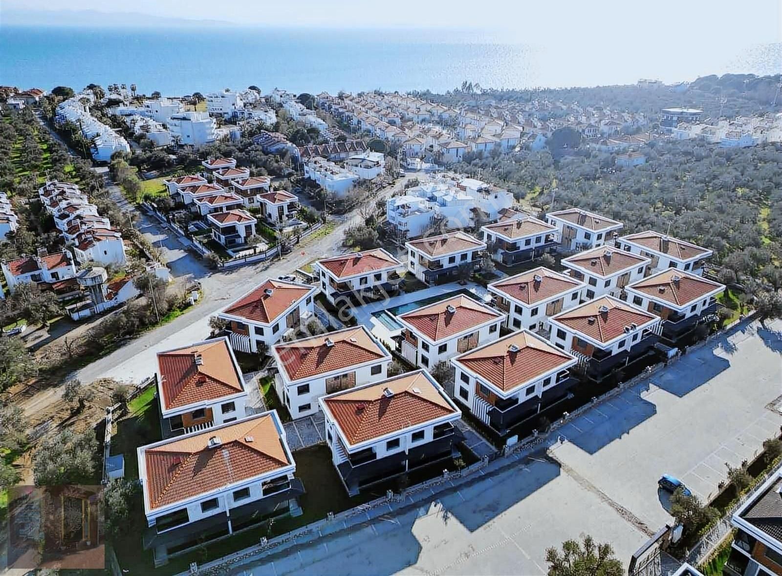 Güçlü Kardeşler Ana Yol Altı Havuzlu Site 3+1 Bahçeli Lüks Villalar