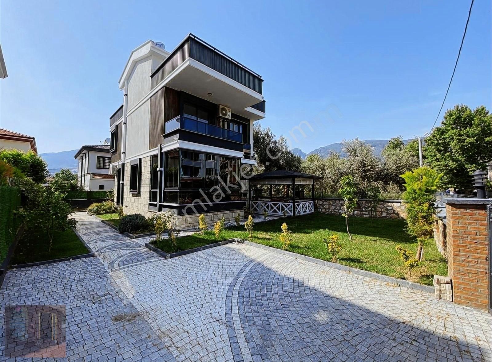 Edremit Altınoluk Satılık Villa Güçlü Kardeşler Altınoluk Merkezde 4+1 Tam Müstakil Lüks Villa