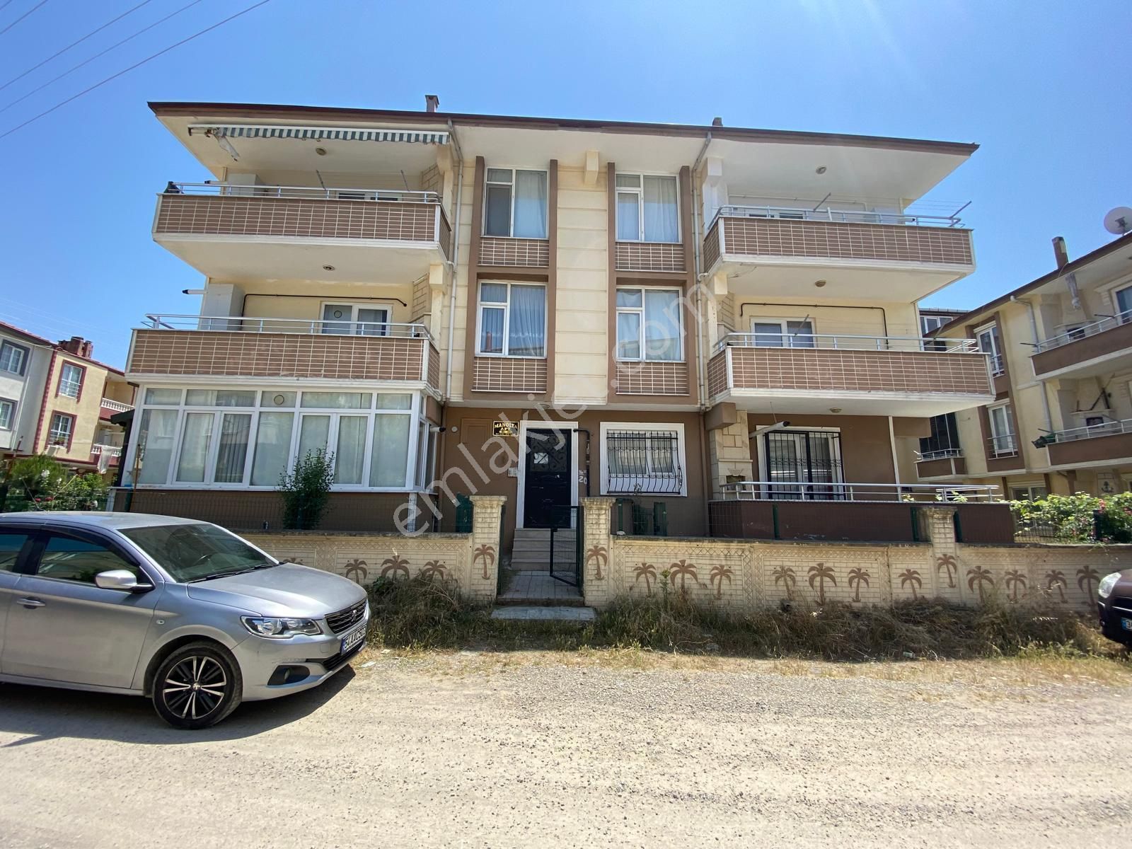 Karasu Yalı Satılık Daire  32 EVLER PARKI YANI KOMBİ PETEKLİ ÜST KATTA 2+1 SATILIK DAİRE