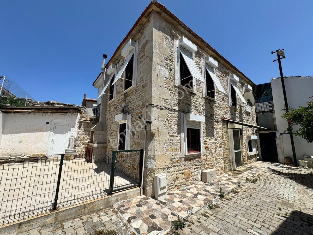 Foça Fevzi Çakmak Satılık Villa İzmir Yenifoça'da Satılık 3+1 Taş Villa