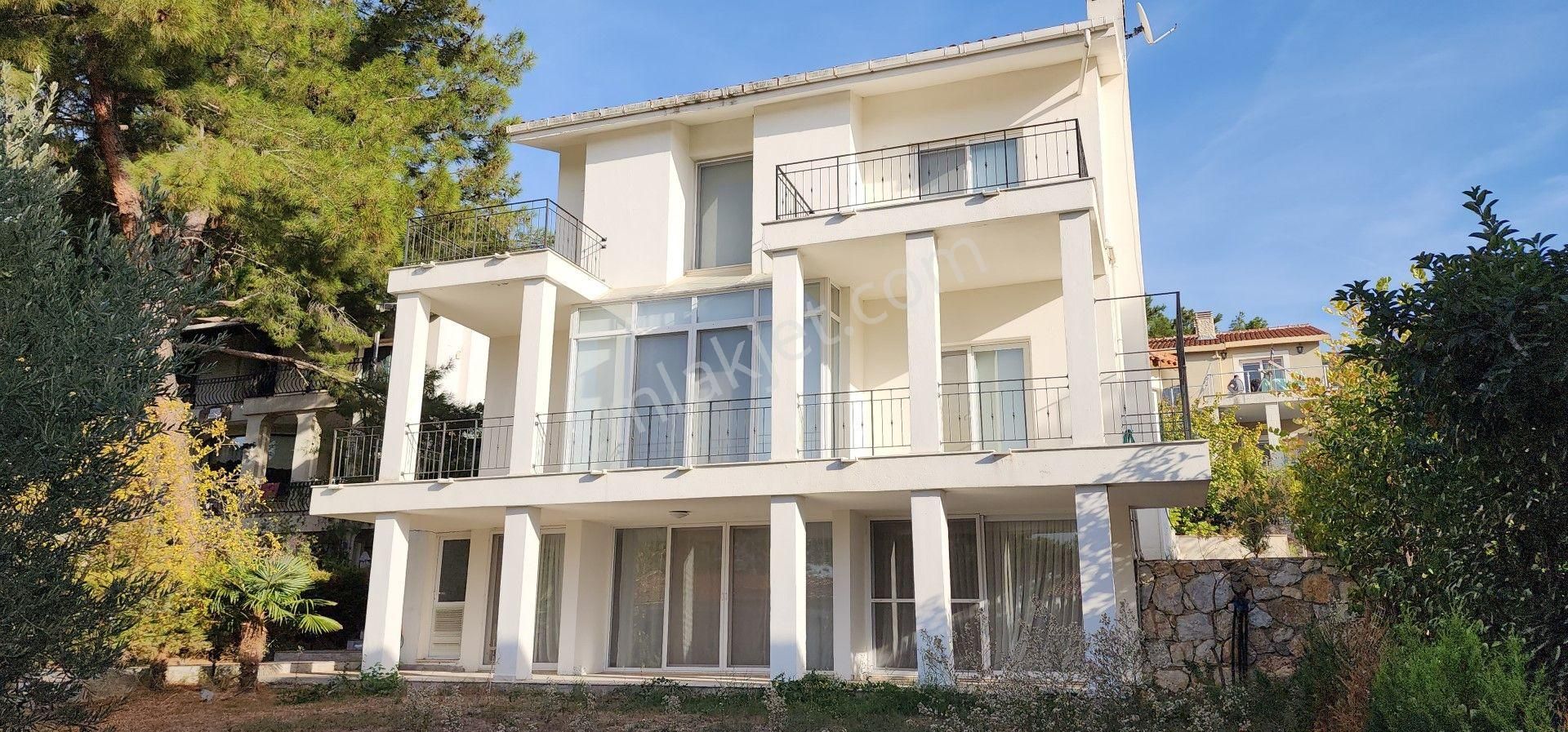 Urla Kalabak Satılık Villa  Urla Kalabak ta Satılık Tripleks 4+1 Villa. Güvenlikli ve Havuzlu Sitede