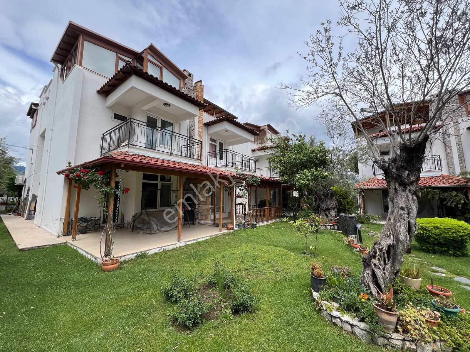 Edremit Güre Cumhuriyet Satılık Villa  AKÇAY ARAS EMLAKTAN GÜRE ÇAMLIBELDE HAVUZLU SİTEDE 3+1 VİLLA