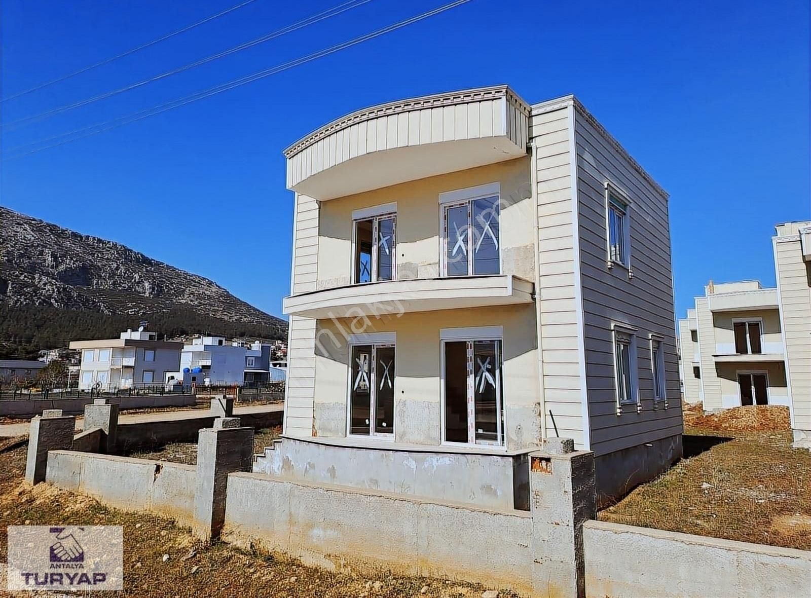 Döşemealtı Bademağacı Satılık Villa ANTALYA BADEMAĞACIN DA SATILIK SİTE İÇERİSİN DE VİLLA (TAKASLI )