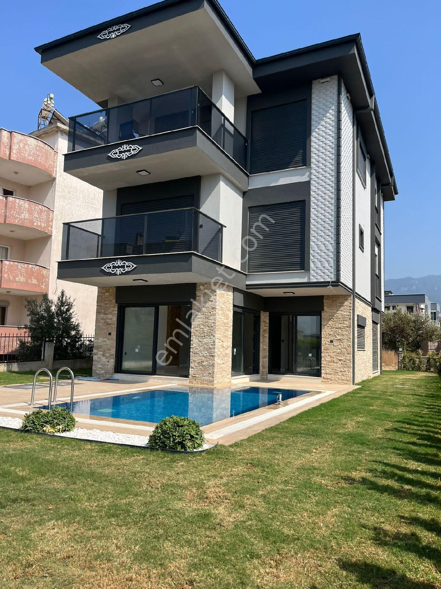 Kuşadası Davutlar Satılık Villa  MÜSTAKİL ÖZEL HAVUZLU 5+2 SATILIK VİLLA