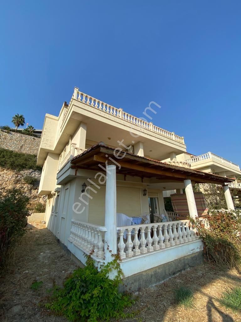 Kuşadası Değirmendere Satılık Villa  DENİZ MANZARALI BAHÇELİ 4+1 SATILIK TRİPLEKS